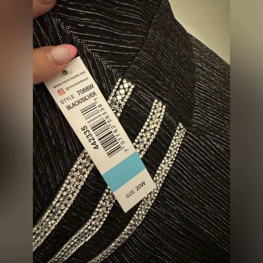Plus Dress 🖤🤍 - Picture 11 of 11